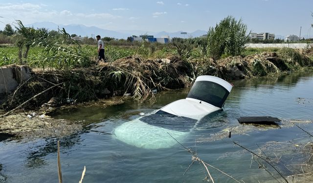 Antalya'da dereye düşen otomobilin sürücüsü yaralandı