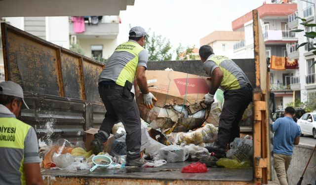 Antalya'da evden kamyon dolusu çöp çıkarıldı