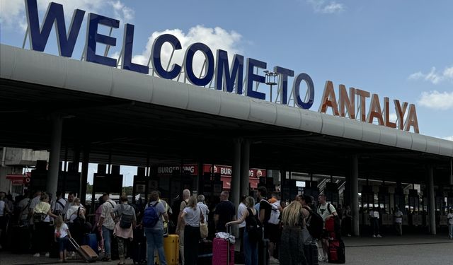 Antalya'ya gelen turist sayısı 13,5 milyonu geçti