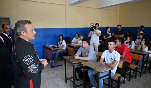 Astronot Gezeravcı Adana'da öğrencilerin geliştirdiği rokete "Zıpkın" adını verdi