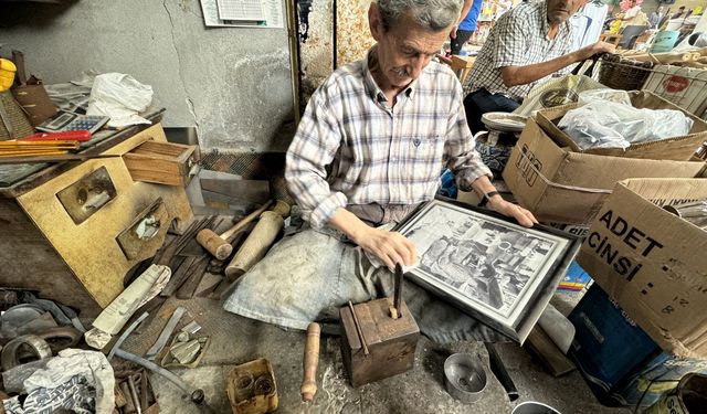 Babasından öğrendiği tenekeciliği 70 yıldır aynı atölyede sürdürüyor