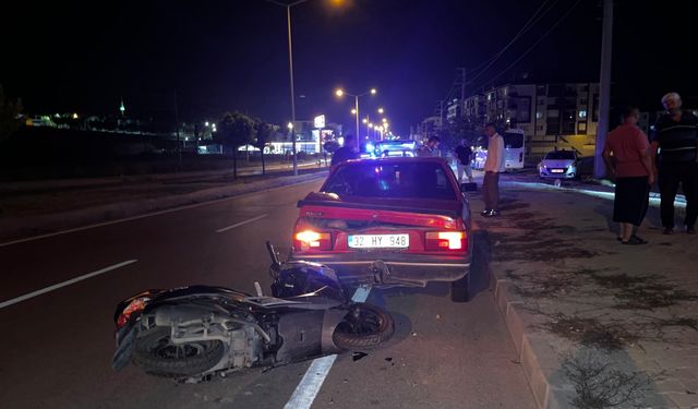 Burdur'da otomobile çarpan motosikletteki 2 kişi yaralandı