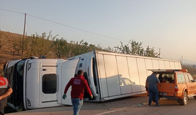 Burdur'da şarampole devrilen tırın sürücüsü yaralandı