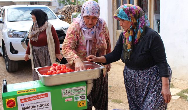 Elmalı'daki kadın üreticilere salça makinesi hibe edildi