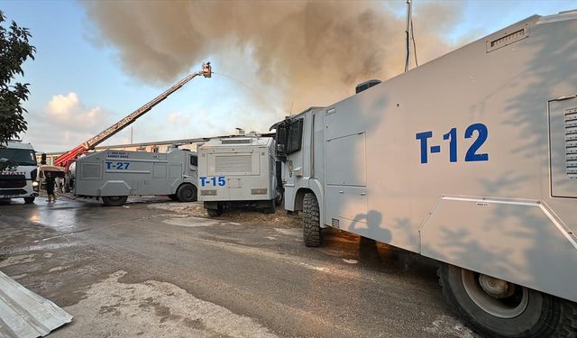 Adana'da kırtasiye malzemeleri bulunan depoda çıkan yangın kontrol altına alındı