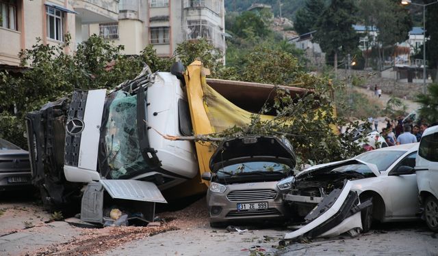 Hatay'da hafriyat kamyonunun 9 araca çarpması sonucu 5 kişi yaralandı