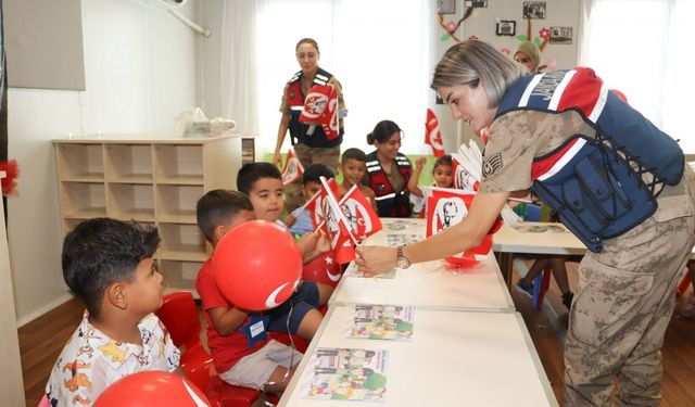 Hatay'da jandarma ekipleri öğrencilerle buluştu