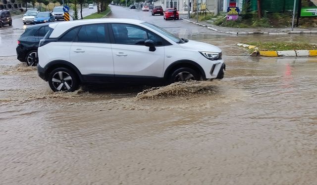 Isparta'da sağanak, hayatı olumsuz etkiledi