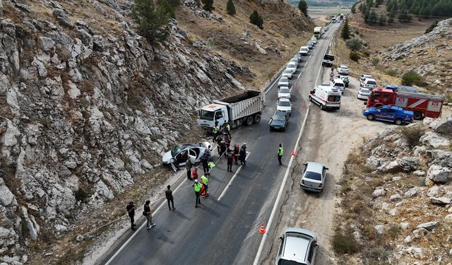 Kamyonla çarpışan otomobildeki 2 kişi öldü