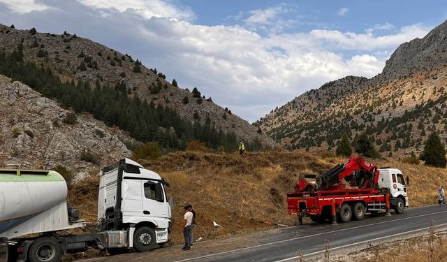 Göksun'da yolda makas atan tır nedeniyle kara yolu 2,5 saat ulaşıma kapandı