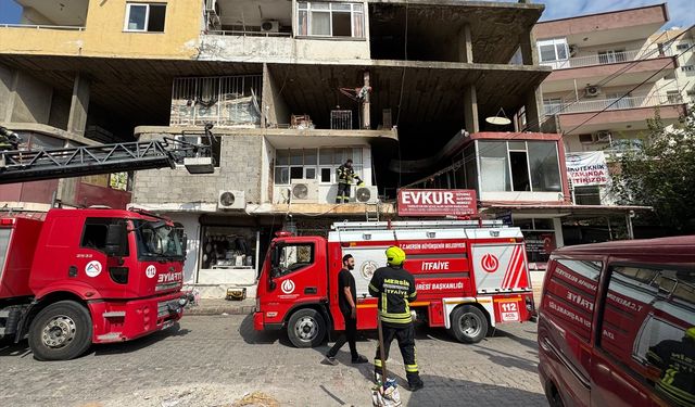 Mersin'de kitapevinin deposunda çıkan yangın söndürüldü