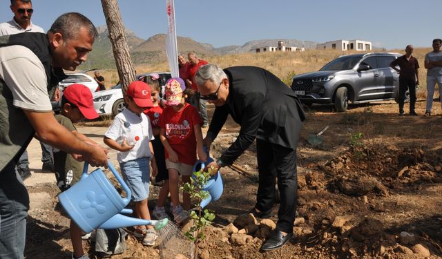 Mersin'de öğrenciler yanan ormanlık alana fidan dikti