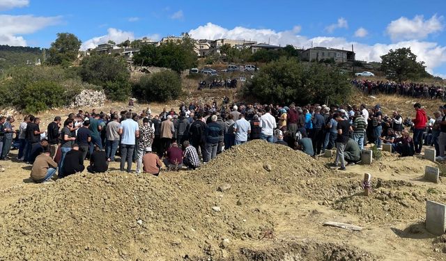 Mersin'de öldürülen aynı aileden 3 kişinin cenazeleri toprağa verildi