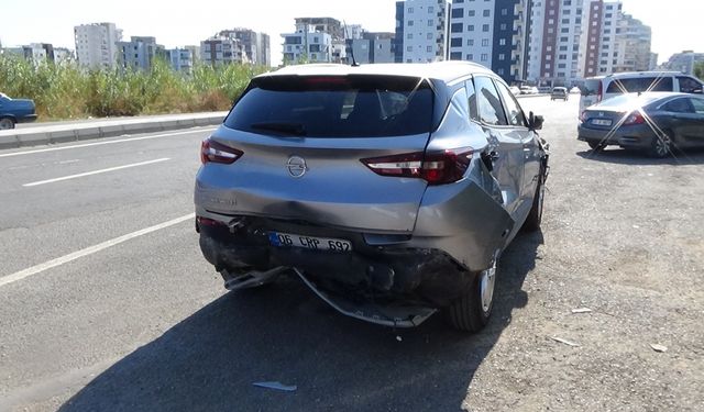 Mersin'de park halindeki 3 araca çarpan otomobildeki 2 kişi yaralandı