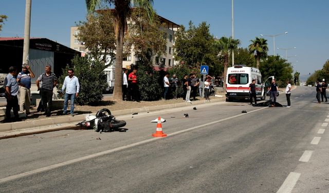 Mersin'de refüje çarpan motosikletteki 1 kişi hayatını kaybetti, 1 kişi yaralandı