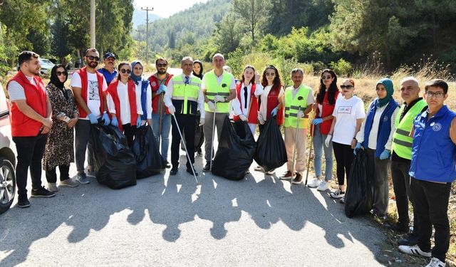 Osmaniye'de gönüllü gençler çevre temizliği yaptı