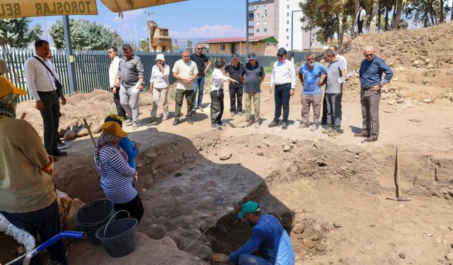 Vali Pehlivan, Yumuktepe Höyüğü'nde incelemelerde bulundu