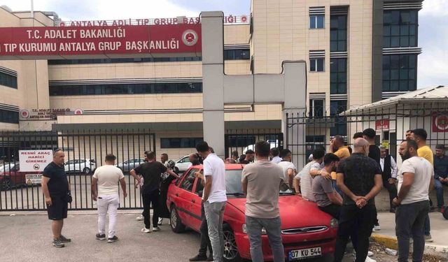 Antalya’da 22 yaşındaki motosiklet sürücüsü bariyerlere çarparak hayatını kaybetti