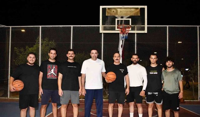 Belediye başkanı ve milletvekili, gençlerle basketbol oynadı