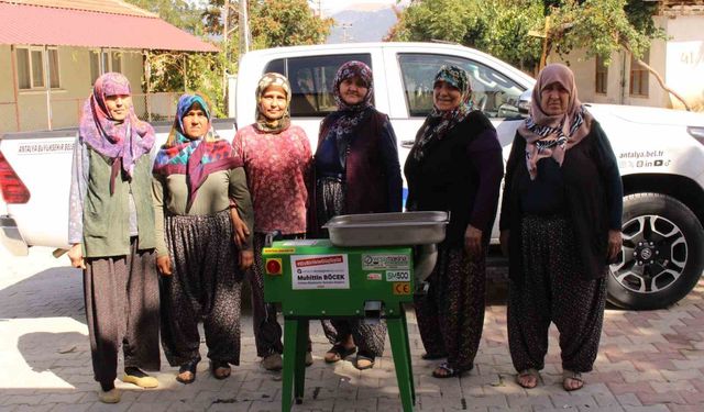 Büyükşehirden Elmalılı kadınlara salça makinesi desteği