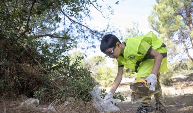 Çocuklar, gönüllülerle beraber ormanlık alanda çöp topladı