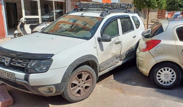 Dükkanın önüne park eden araca kızıp kendi aracıyla çarptı, ’Kaydırdım’ diyerek özür diledi