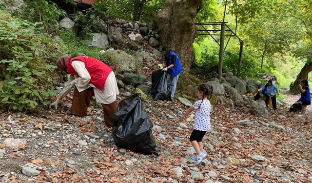 Gençlik merkezi gönüllülerinden çevre temizliği