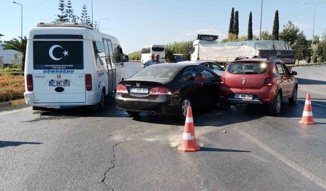 İki otomobil çarpıştı, şans eseri kimsenin burnu bile kanamadı