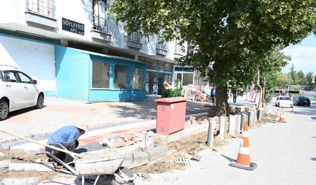 Isparta Belediyesi yıpranmış kaldırım taşlarını yenileyerek yeniden düzenliyor