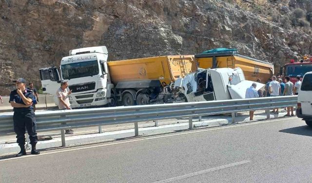 Korkuteli-Antalya karayolunda iki tır çarpıştı: 3 yaralı