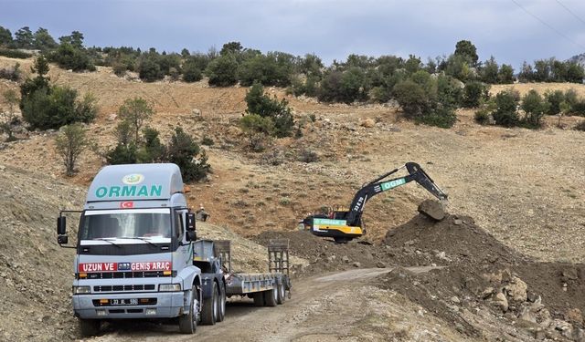 Mersin’de sel nedeniyle kapanan köy yolu ulaşıma açıldı