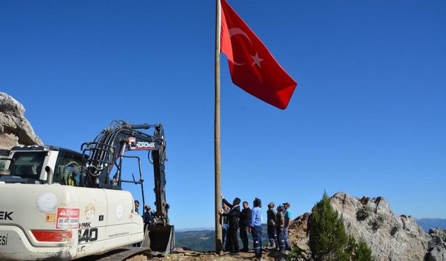 Saimbeyli kurtuluş etkinliklerine bayrak dikerek başladı