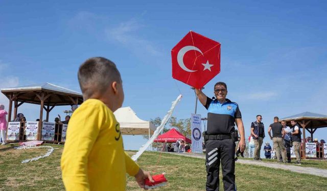 Toplum destekli polislerden 60 özel ihtiyaçlı çocuğa uçurtma şenliği