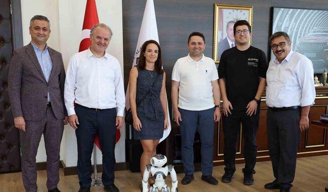 TÜBİTAK destekli robot projesi, Rektör Türkdoğan’a tanıtıldı