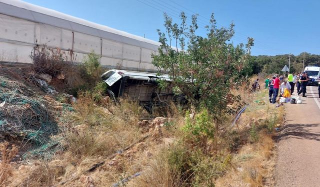 Antalya'da tur minibüsü şarampole devrildi: 13 yaralı