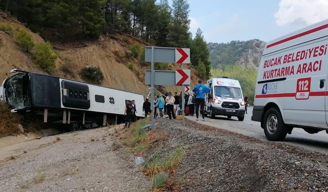 Burdur'da yolcu otobüsü şarampole devrildi: 8 yaralı