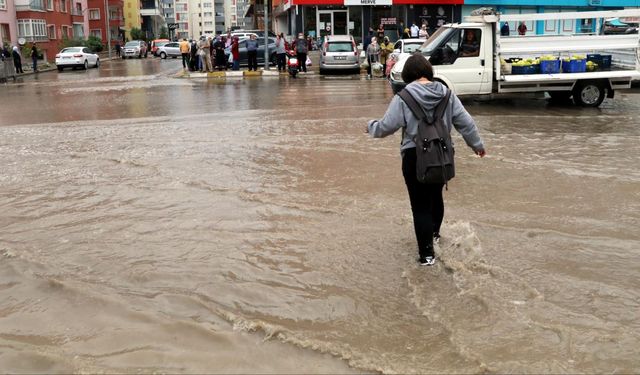 Doğubayazıt'ta sağanak etkili oldu