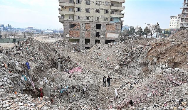 Depremde 84 kişinin öldüğü Ebrar Sitesi E Blok'a ilişkin davanın sanıkları hakim karşısında