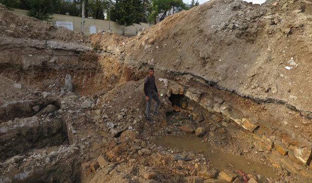 Depremde Yıkılan Yerlere Temel Atma Sırasında Tarihi Tünel Bulundu