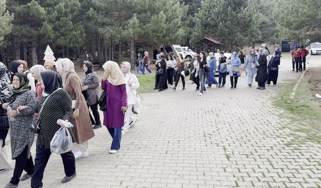 Kadınlar, Büyükşehir’le Başkonuş Yaylası’nda Doğayla Buluştu