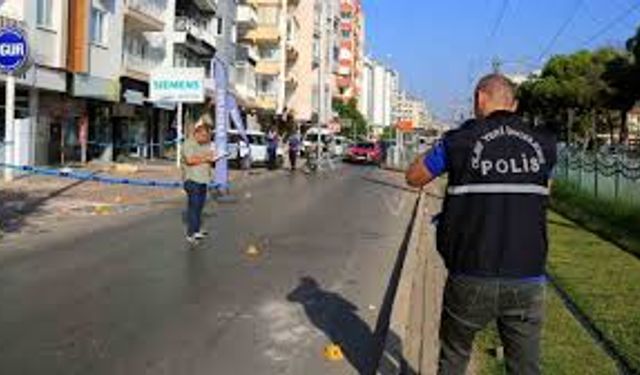 Antalya'da bir iş yeri kurşunlandı