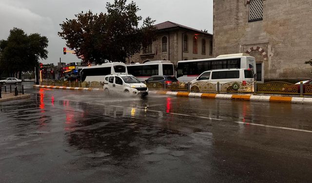 Edirne'de sağanak hayatı olumsuz etkiledi