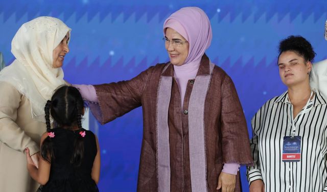 Emine Erdoğan, koruyucu aileler ve çocuklarıyla buluştu