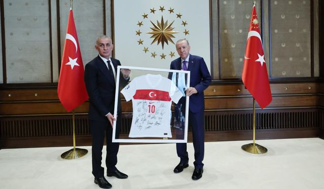 Cumhurbaşkanı Erdoğan, TFF Başkanı Hacıosmanoğlu ile beraberindekileri kabul ettiCumhurbaşkanı Erdoğan, TFF Başkanı Hacı