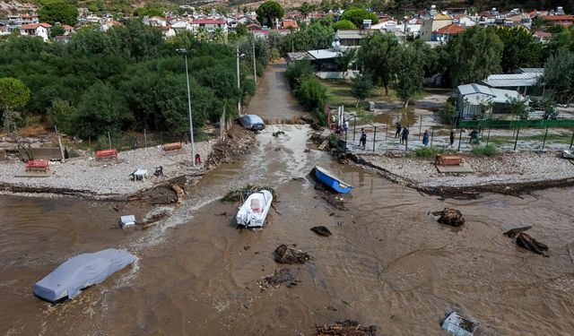 İzmir'i sağanak vurdu: 4 bina hasar aldı, 47 bina su baskınından etkilendi