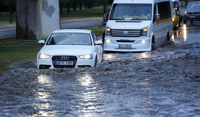 İzmir'de sağanak etkili oldu