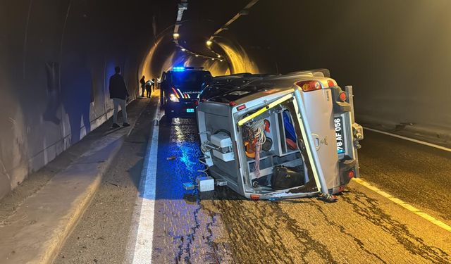 Karabük'te kazaya giden AFAD aracı devrildi: 2 yaralı