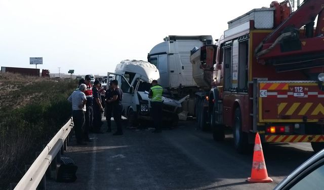 Adana'da tır ile servis minibüsü çarpıştı: 4 ölü, 6 yaralı