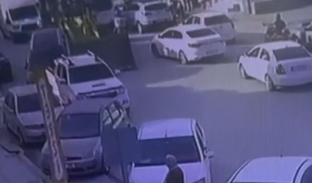 İş makinesiyle 4 araca çarptı, arkasına bakmadan kaçtı