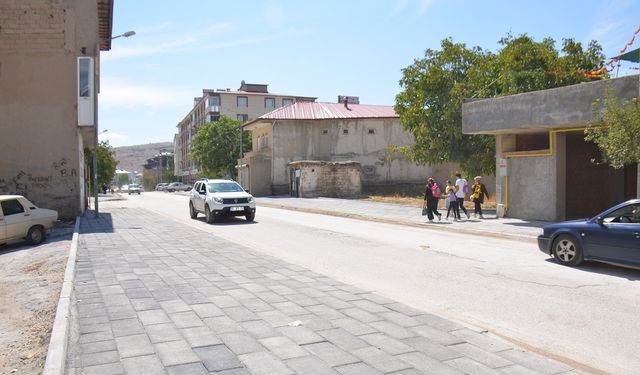 Köşoğlu Caddesi'nde Kaldırım Çalışmaları Tamamlandı